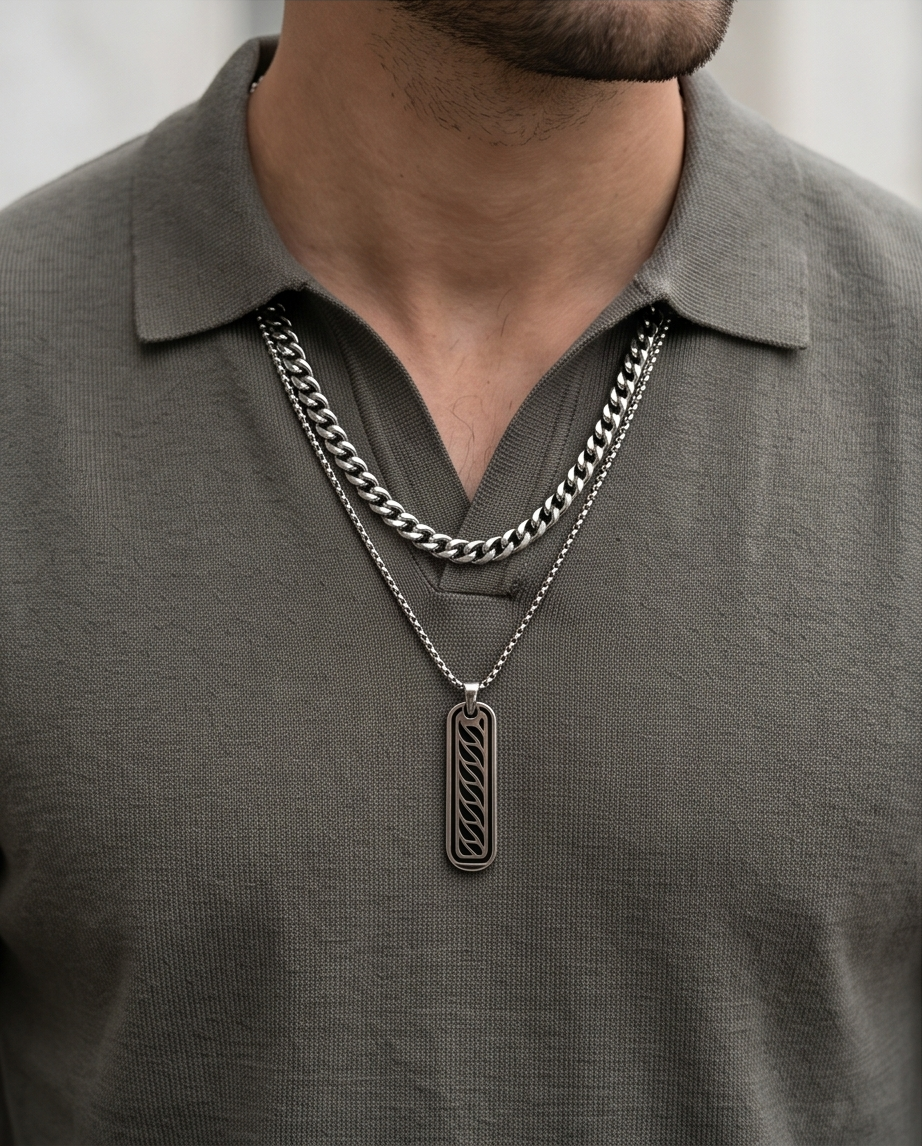 COLLAR CON CADENA DE ACERO DORADO