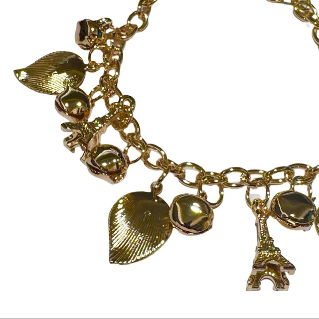 Pulseras de fantasia con dijes dorados