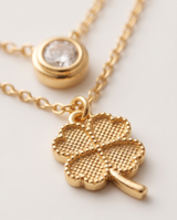 COLLAR ENCHAPADO CON PUNTO DE LUZ Y TREBOL