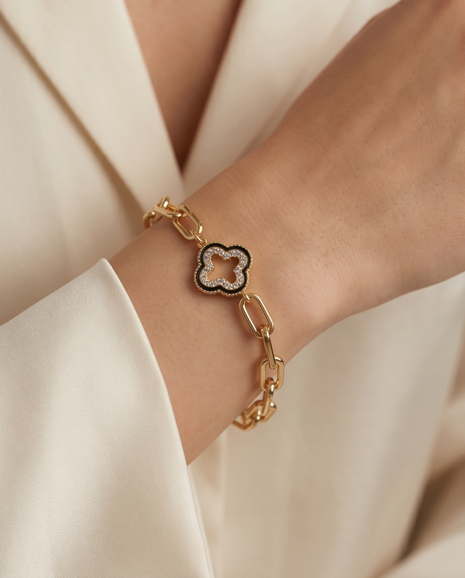Pulsera fantasia con dije combinado dorado