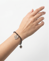 Pulseras de fantasia con dijes dorados