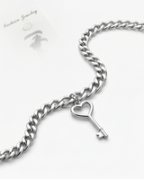 Pulsera fantasia plateada con dijes varios