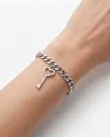 Pulsera fantasia plateada con dijes varios