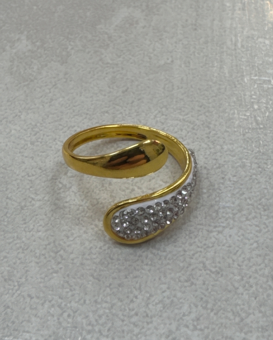 Anillo de acero quirurgico dorado colección 2027