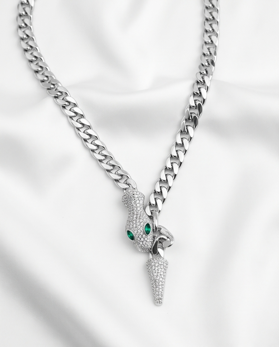 COLLAR CON VIBORA ENCHAPADA