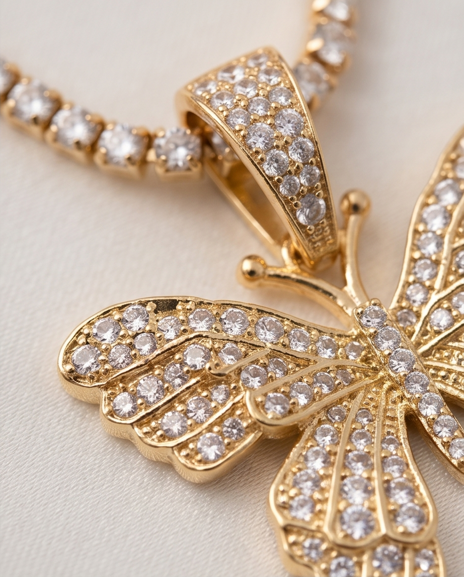 COLLAR ENCHAPADO CON MARIPOSA