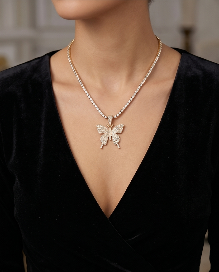COLLAR ENCHAPADO CON MARIPOSA